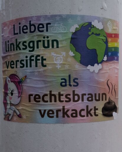 Foto eines Stickers mit dem Text "Lieber linksgrün versifft als rechtsbraun verkackt". Oben rechts eine Weltkugel mit Regenbogenfahne. Links unten ein Einhorn. Rechts unten ein Scheißhaufen.