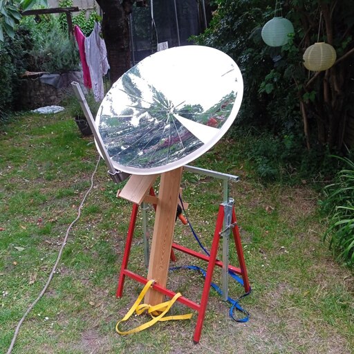 photo d'une parabole sattelite recouverte de plastique réfléchissant, montée sur un tréteau en métal.