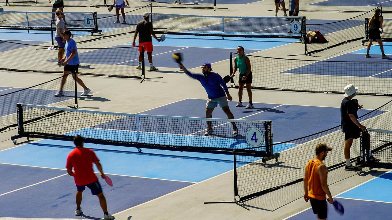 Menschen üben Pickleball auf den Plätzen von CityPickle in New York